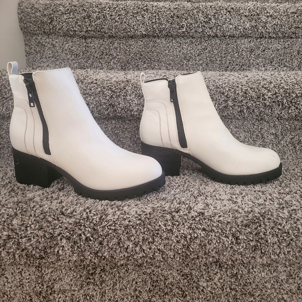 MIA Beatrisa White Lug Sole Chelsea Boot, Women's Size 9.5M